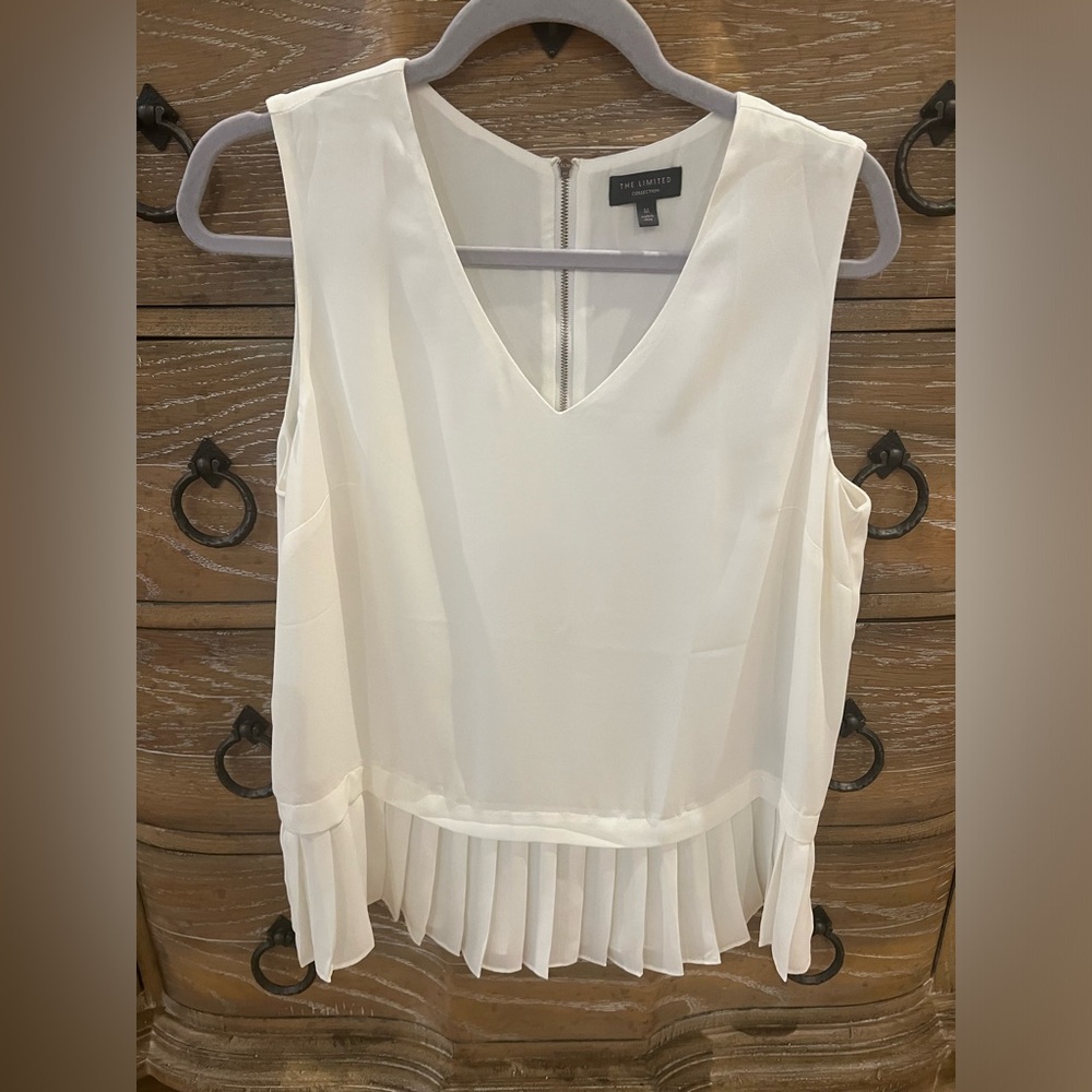 Beautiful never worn “The Limited Collection” top, size M, in cream color